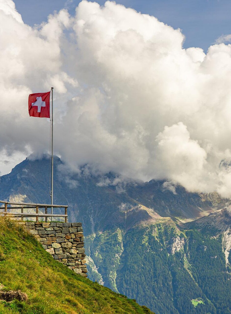 Mount10_Blog_Berge-mit-Schweizer-Flagge-aspect-ratio-500-680